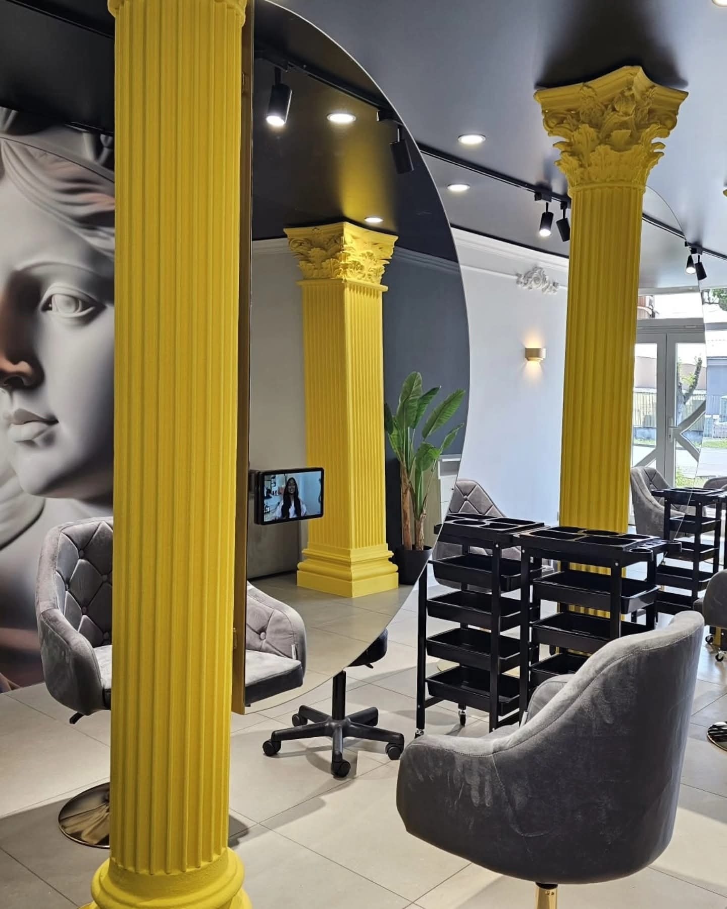 Oglindă în formă de semicerc