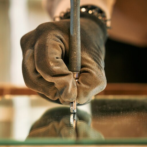 Proces de tăiere precisă a sticlei cu echipament profesional